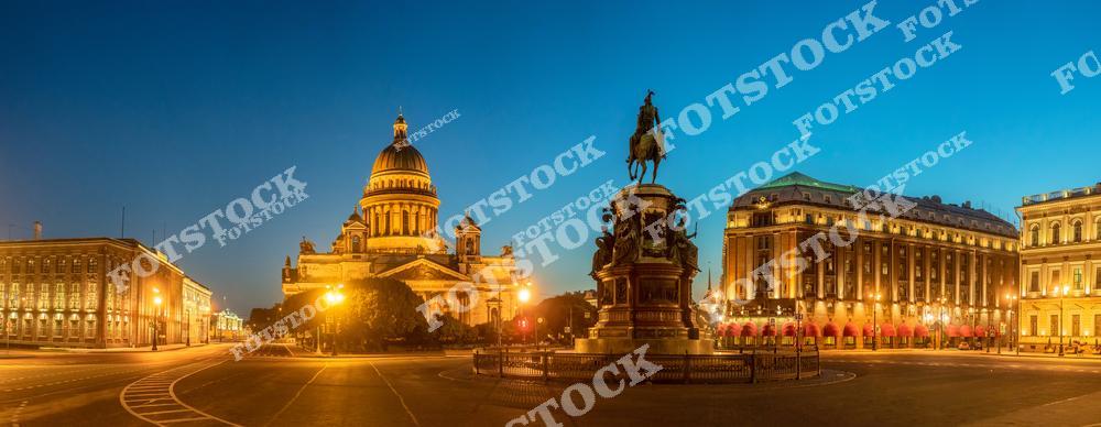 Атмосферный вид на Санкт-Петербург в тумане с величественным Исаакиевским собором, открывающимся со стороны реки Невы. Историческая архитектура и культурное наследие северной столицы России создают уникальный городской пейзаж, наполненный романтикой и историей. Фотография идеально передает настроение старинного Петербурга, знаменитого своими музеями, набережными и архитектурными памятниками. Изображение отлично подходит для туристических проектов, постеров, сувенирной продукции, публикаций о России, путешествиях, культуре и достопримечательностях Санкт-Петербурга.